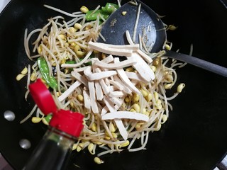 11、荷兰豆香干豆芽,放入一勺生抽
