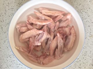 1、独家香辣鸡翅尖,鸡翅尖放大碗里，加清水浸泡，解冻后洗净