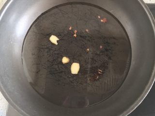 2、独家香辣鸡翅尖,锅里加清水放三片姜几粒花椒，大火烧开