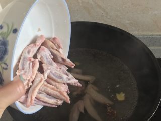 3、独家香辣鸡翅尖,水开后放入处理好的鸡翅尖