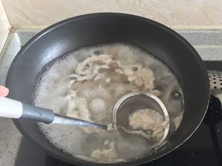 4、独家香辣鸡翅尖,再次煮开以后撇去锅里的浮末