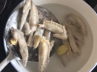 5、独家香辣鸡翅尖,关火，将鸡翅尖捞出放在准备好的清水里洗去残留的浮末，如下图????