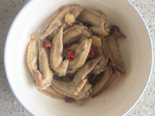 9、独家香辣鸡翅尖,因为鸡翅尖易熟，在之前的焯水过程中就已经有8分熟了，所以在卤水中卤制到上色、入味即可捞出