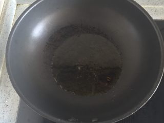 10、独家香辣鸡翅尖,热锅冷油。我这里用的油是自己家里榨的菜籽油，大火加热晃动锅子油会比较容易烧好，生菜籽油味道很重，所以一定要把油烧熟才可以使用，否则做出来的菜会有一股闷闷的味道，不香