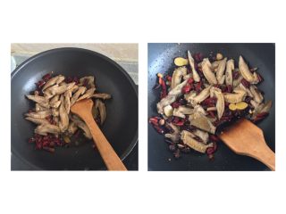 13、独家香辣鸡翅尖,辣椒炒出香味以后就可以把卤好的鸡翅尖放进锅中翻炒