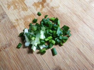 3、洋葱拌木耳,葱切葱花