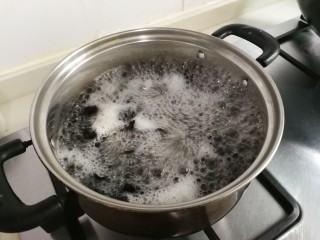 6、洋葱拌木耳,放入黑木耳烧开两分钟捞出来（喜欢软绵的口感可以多烧一点时间）