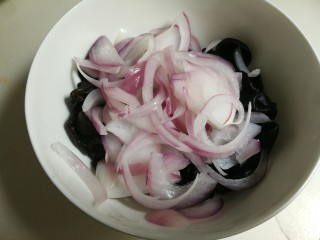 7、洋葱拌木耳,黑木耳和洋葱放入碗中