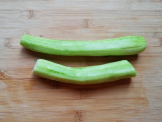 1、番茄炒丝瓜,丝瓜去皮洗干净。