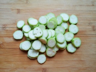 2、番茄炒丝瓜,切成片。
