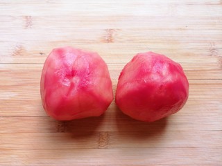 3、番茄炒丝瓜,番茄洗干净去皮。