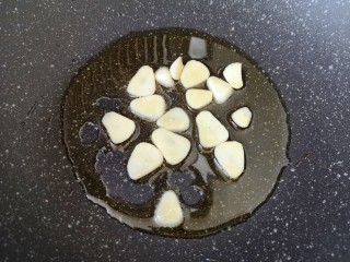 6、番茄炒丝瓜,炒锅内倒适量的食用油烧热，下入蒜片煸香。