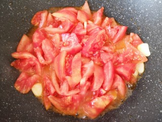 7、番茄炒丝瓜,下入番茄块。