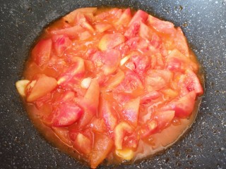 8、番茄炒丝瓜,翻炒至番茄出汁。