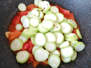 9、番茄炒丝瓜,下入丝瓜片。