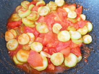 10、番茄炒丝瓜,翻炒至丝瓜片变软。