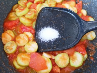 11、番茄炒丝瓜,放盐调味。