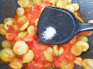 12、番茄炒丝瓜,放糖调味。