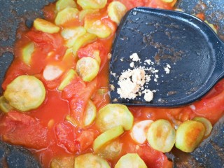 13、番茄炒丝瓜,放鸡粉增加口感。