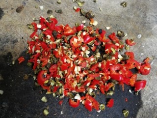 1、麻辣土豆,将辣椒与花椒切成碎状。