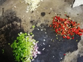 2、麻辣土豆,准备好蒜末，葱花。