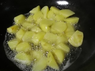 3、麻辣土豆,先将土豆煮5分钟，捞出沥干水分。炒锅放多点油，放入土豆炸至两面金黄。最好炸5分钟后将土豆捞出沥干，将油炸一下，再倒入，口感更佳。