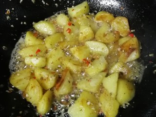 4、麻辣土豆,放入蒜末、辣椒碎与花椒碎。