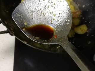 5、麻辣土豆,放入适量盐与鸡精，根据个人口味加入耗油。