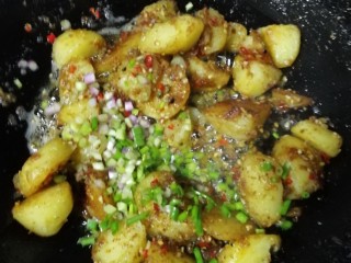 6、麻辣土豆,放入葱花，翻炒两分钟，即可出锅。