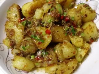 7、麻辣土豆,装入盘中。