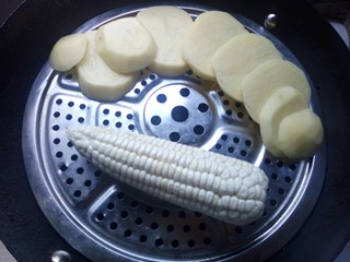 2、土豆泥玉米球——瘦身减脂,和玉米棒一起入锅蒸熟。