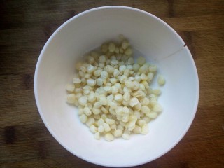 4、土豆泥玉米球——瘦身减脂,从玉米棒上拨下玉米粒。