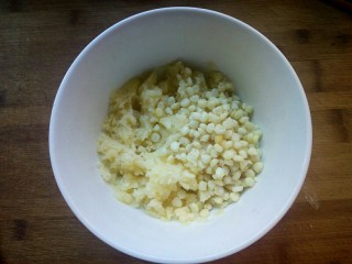 5、土豆泥玉米球——瘦身减脂,土豆泥中加入玉米粒和适量的盐,黑胡椒粉,还有沙拉酱。