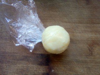 8、土豆泥玉米球——瘦身减脂,滚成圆球型定型。