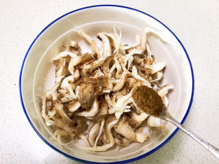 4、孜然蘑菇,加入孜然粉