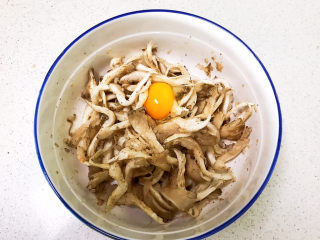 6、孜然蘑菇,打入1个鸡蛋