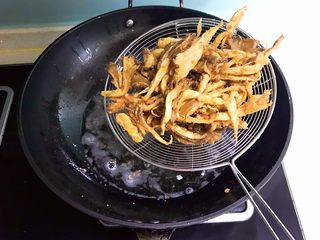 12、孜然蘑菇,把蘑菇捞出来，锅里豆油继续加热