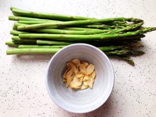 1、芥末芦笋拌百合,首先我们准备好所有食材