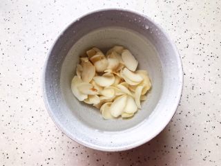 2、芥末芦笋拌百合,百合干提前浸泡