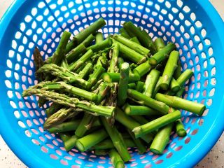 3、芥末芦笋拌百合,芦笋切去尾部老的部分，洗净之后切成段