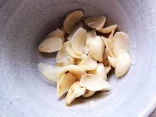 4、芥末芦笋拌百合,泡好的百合干洗净