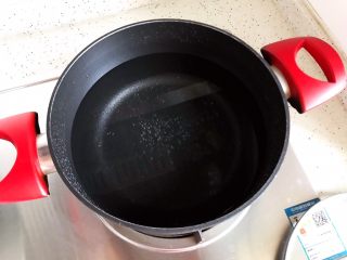 5、芥末芦笋拌百合,锅内煮适量清水