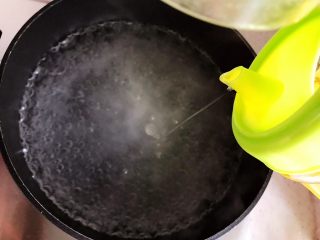 7、芥末芦笋拌百合,滴几滴食用油