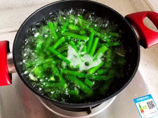 9、芥末芦笋拌百合,中大火煮3.4分钟