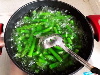 10、芥末芦笋拌百合,期间可以搅拌一下