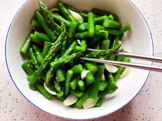 17、芥末芦笋拌百合,搅拌均匀即可