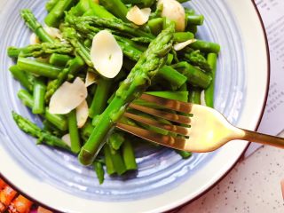 20、芥末芦笋拌百合,鲜嫩可口