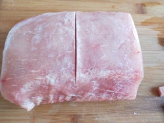 2、香辣里脊肉条  新文美食,中间切开，不要等完全解冻在切，能切的动就可以切，这样更好切一些。