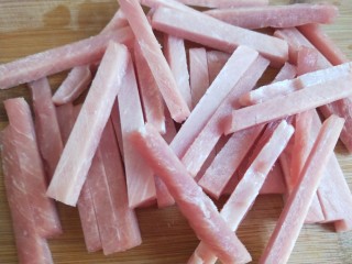 3、香辣里脊肉条  新文美食,在切成和薯条形状的条。