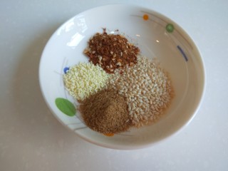 4、香辣里脊肉条  新文美食,调料提前准备好，辣椒粉，白芝麻，孜然粉，鸡精。